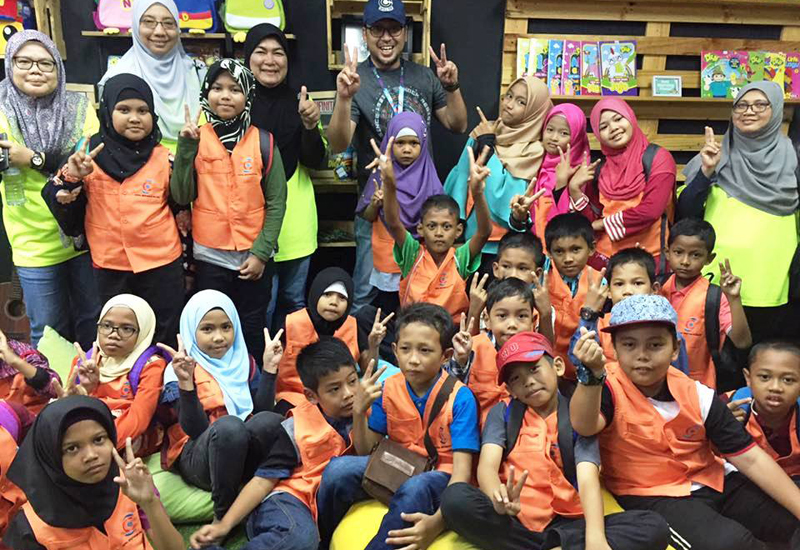 School Holiday Program with Underprivileged Students and Children of Pulau Indah