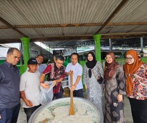 Tradisi-Gotong-Royong-Memasak-Bubur-Lambuk-Mengeratkan-Jalinan-Ukhwah-1