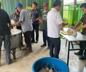 Tradisi-Gotong-Royong-Memasak-Bubur-Lambuk-Mengeratkan-Jalinan-Ukhwah-3-300x300